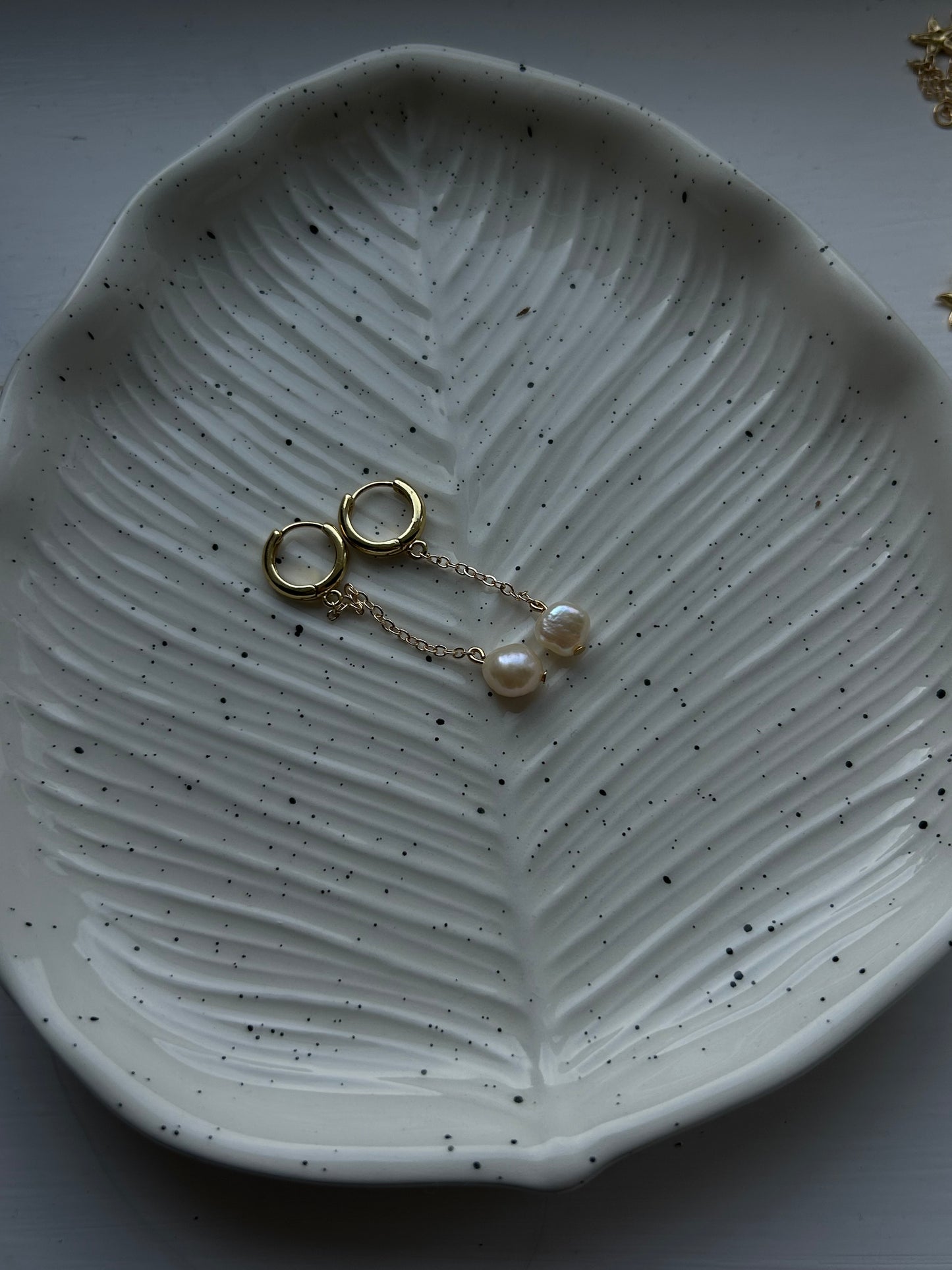short chained dropped pearl earrings