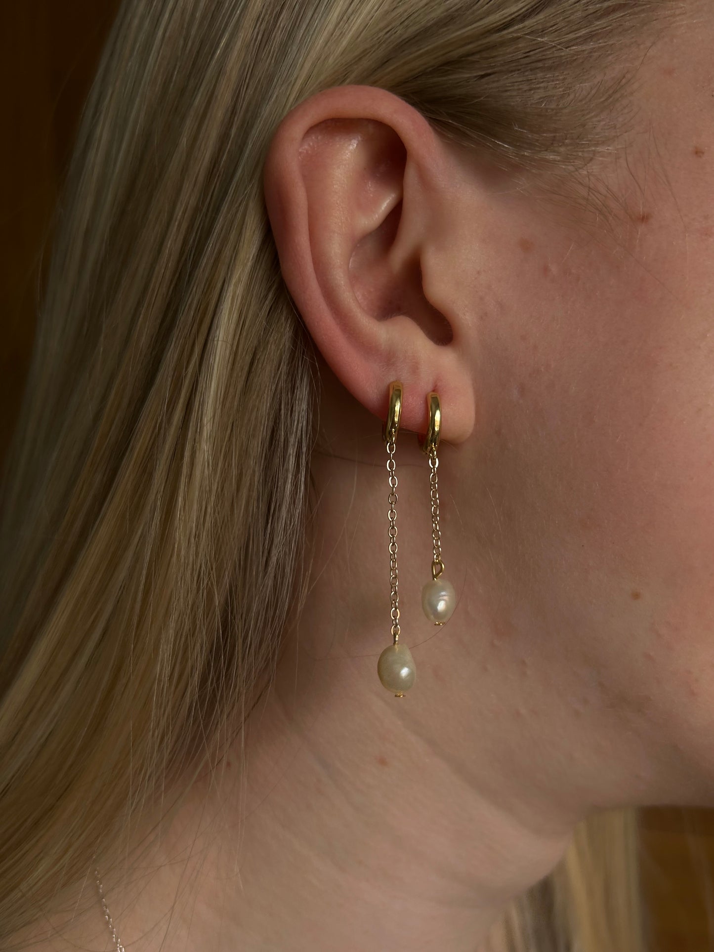 short chained dropped pearl earrings