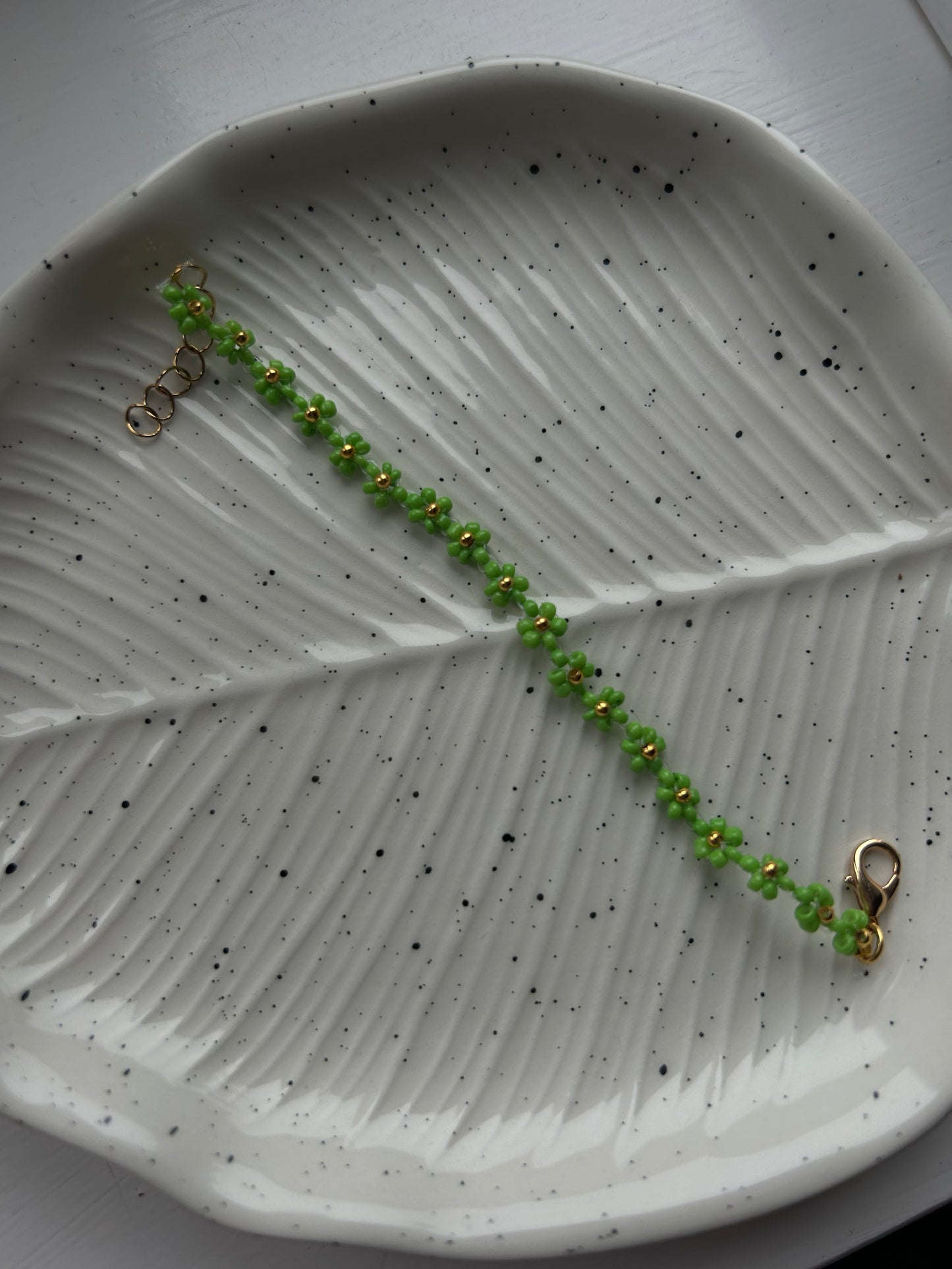 medium green daisy chain