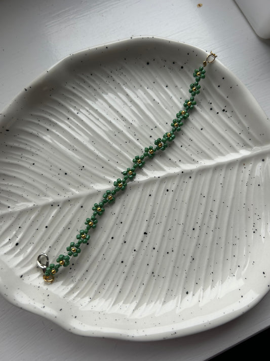 dark green daisy chain