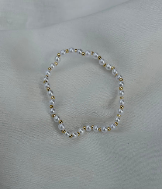 Small pearl and gold bracelet