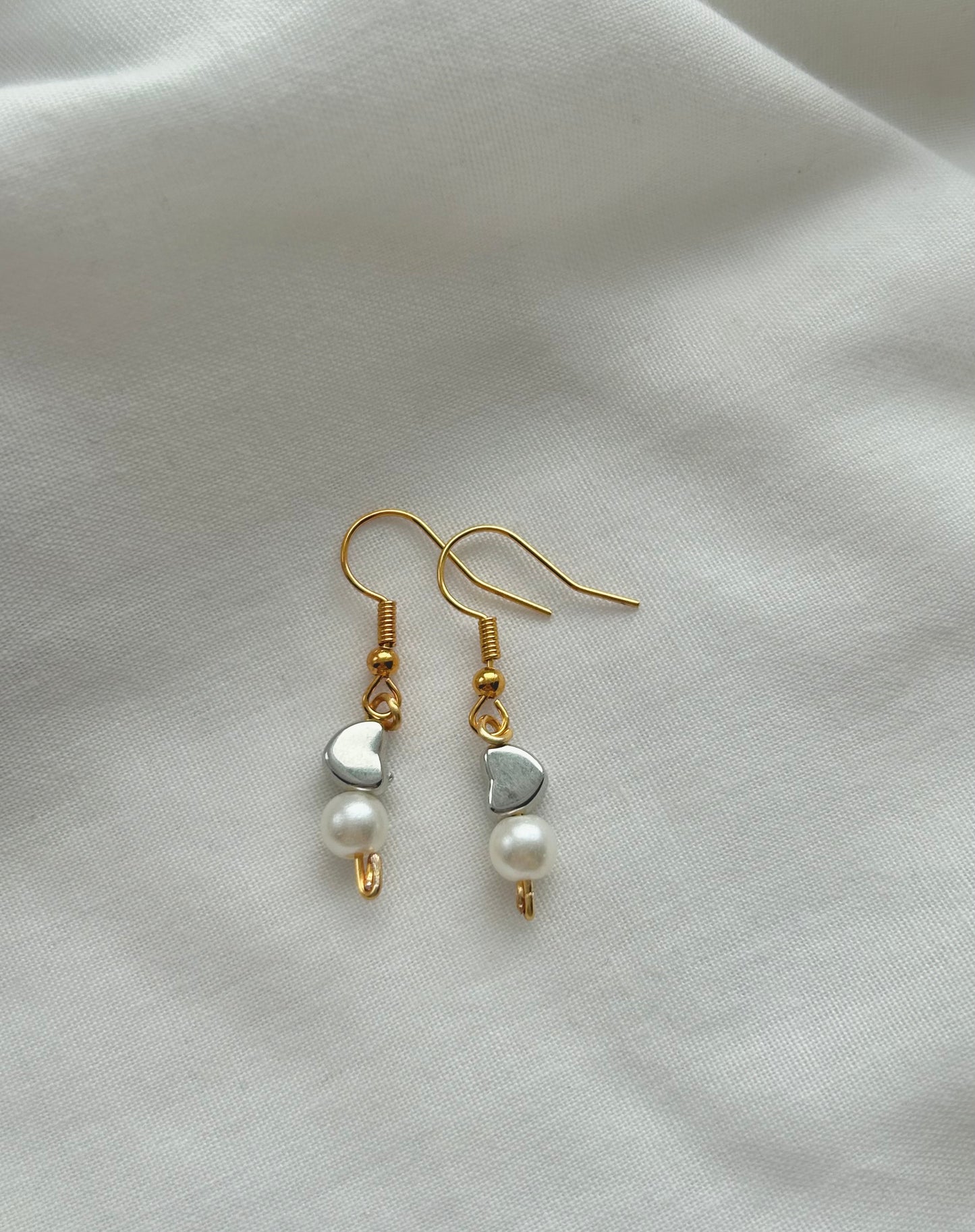 lovers💌 silver and pearl heart earrings