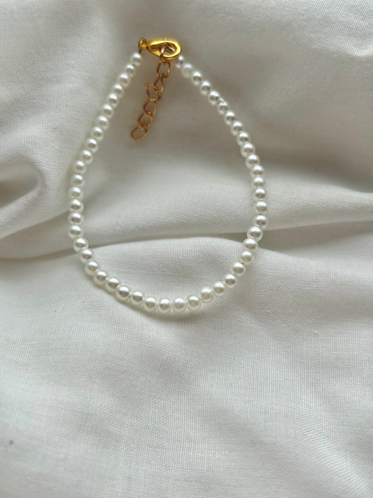 Simple pearl bracelet