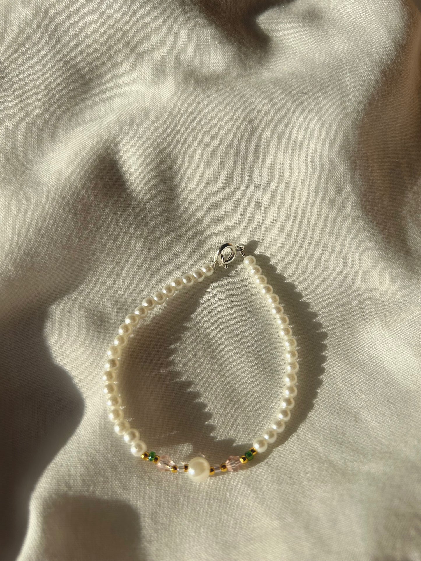 Pearl bracelet with crystal beads