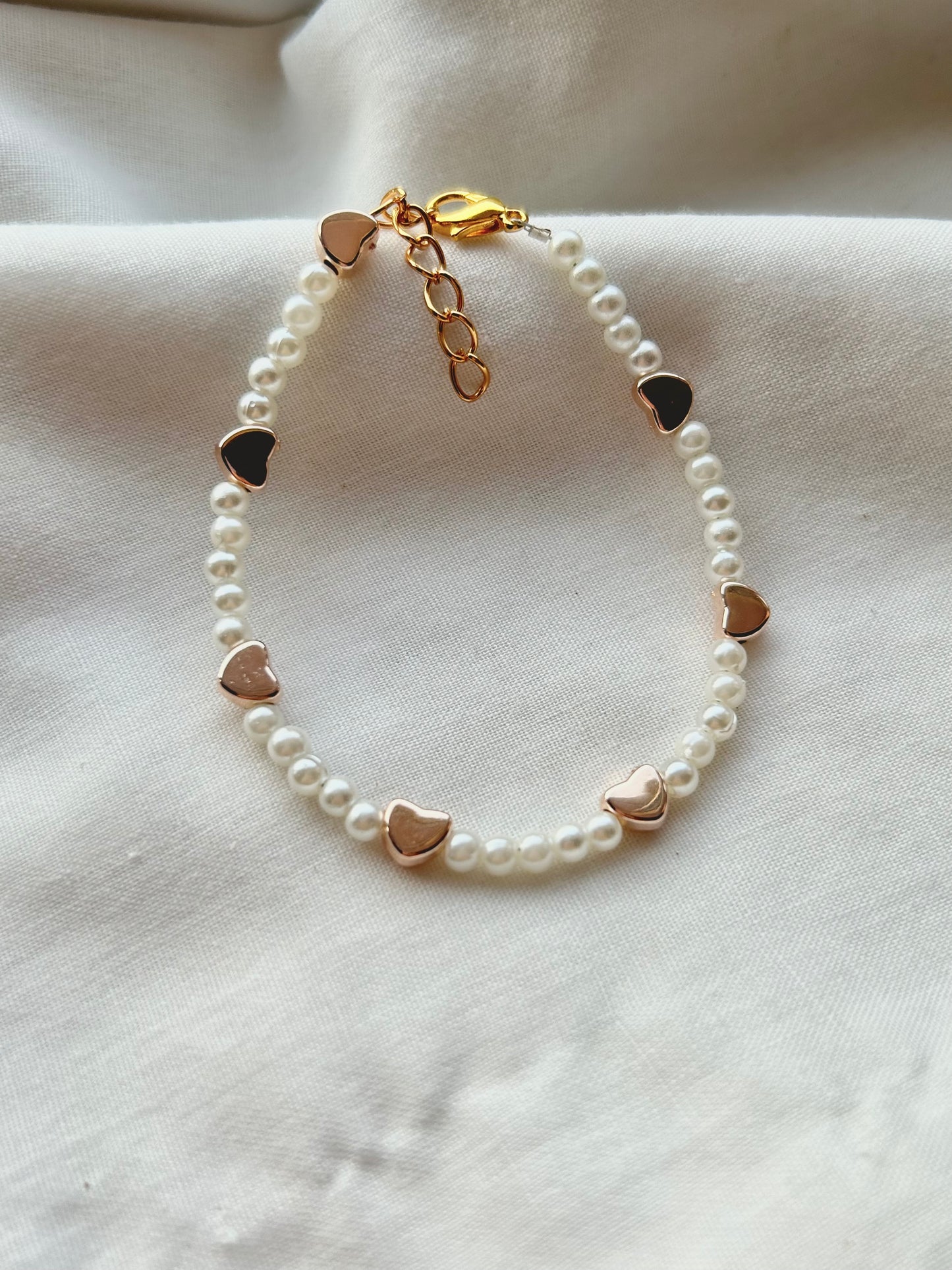 lovers💌 pearl bracelet with rose gold hearts