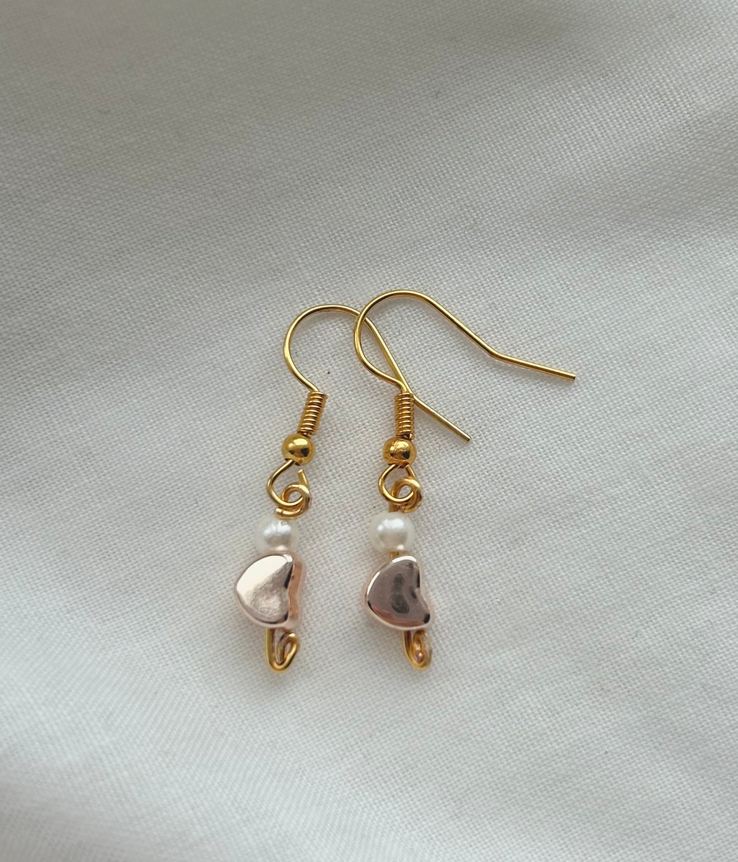 lovers💌 pearl and light rose gold heart earrings