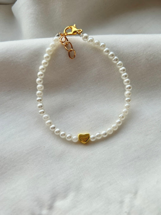 lovers💌 pearl bracelet with gold heart charm