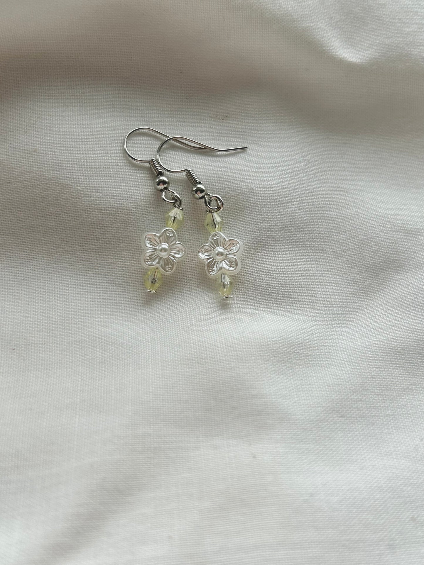 spring💐 flower and yellow earrings