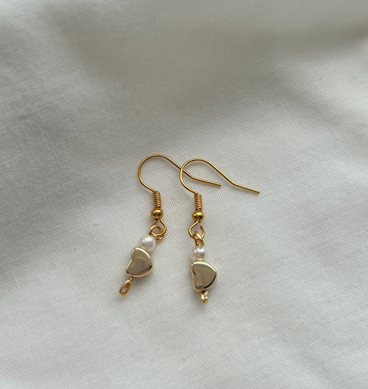 lovers💌 pearl and gold heart earrings