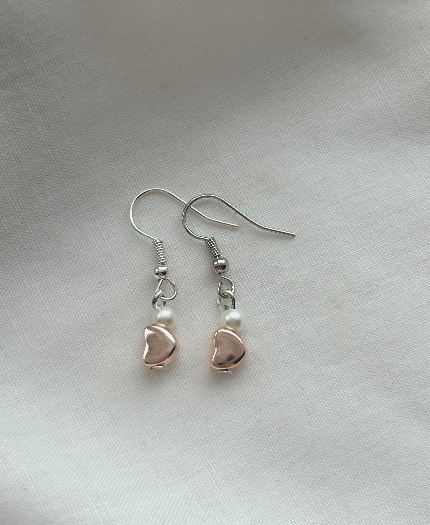 lovers💌 pearl and light rose gold heart earrings