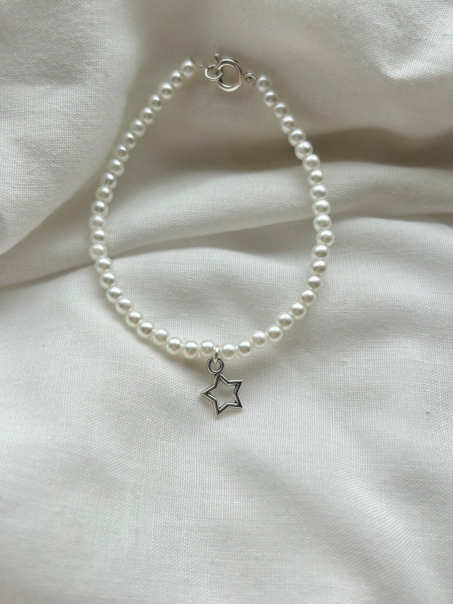 Pearl bracelet with star charm